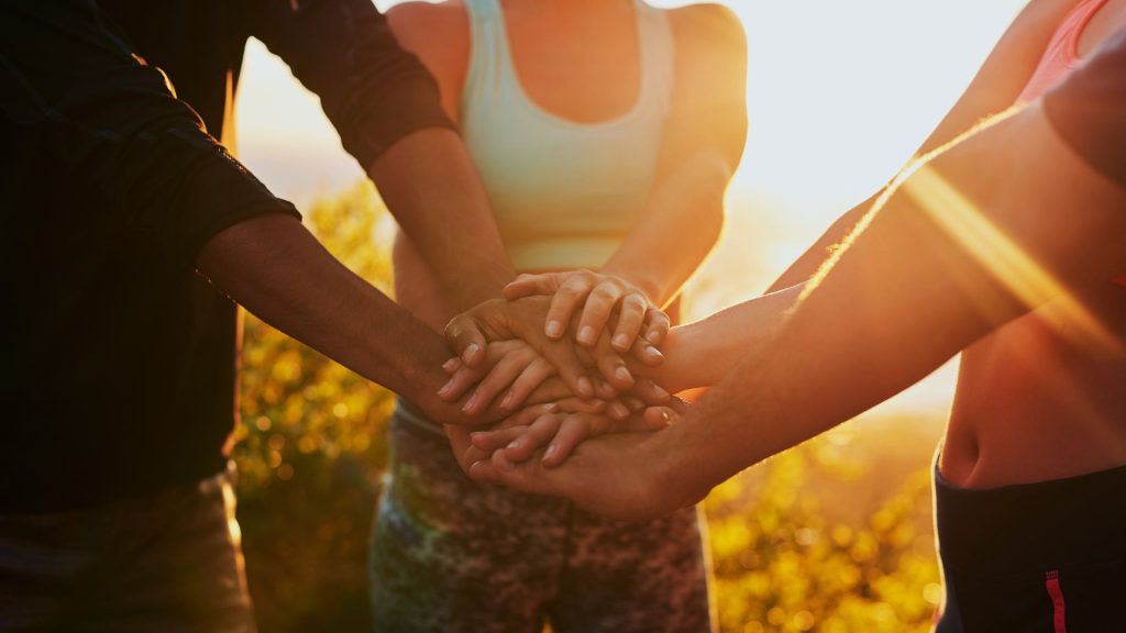 kädet ryppäässä ulkona aurinko yhteistyö